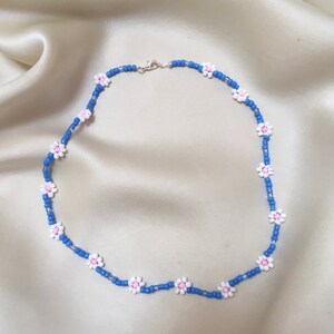 y2k beaded necklace with daisys