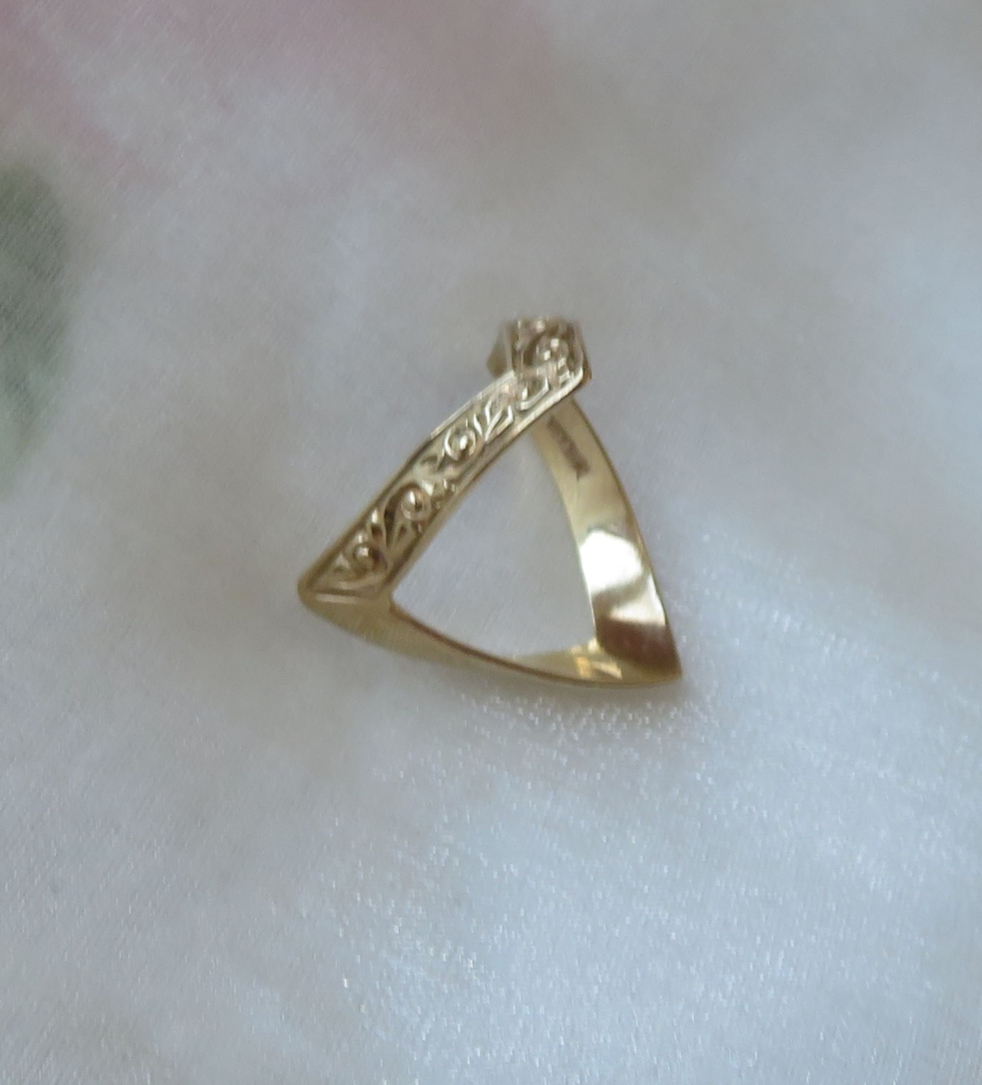 Vintage Solid 9 Carat Gold ring - hallmarked - double wishbone - size L