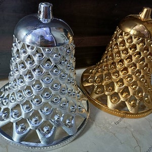 Campana super da 9 pollici in colore dorato Decorazione per albero di Natale Materiale artigianale Campana in plastica dura con bellissimo design Decorazione per matrimonio indiano