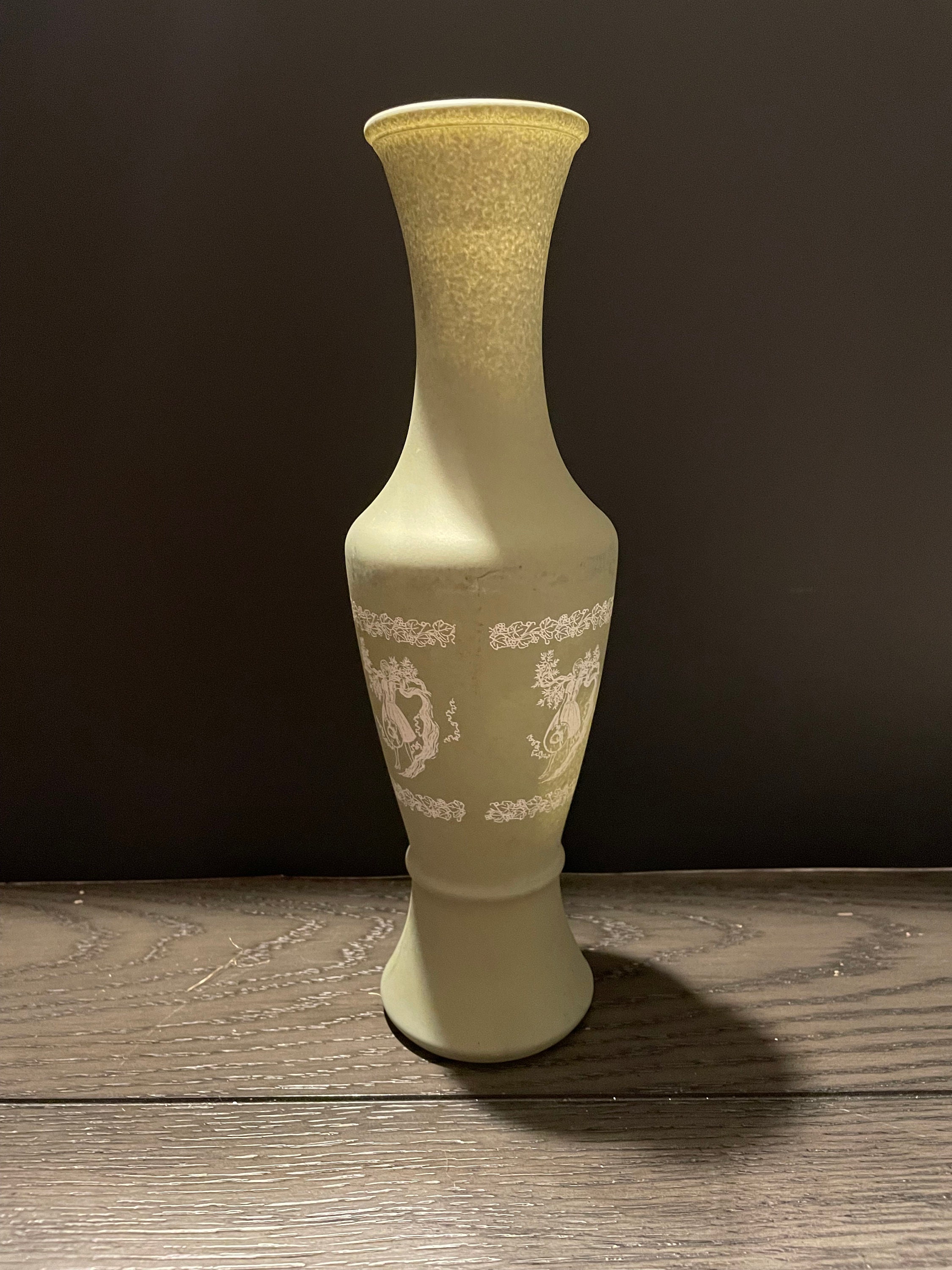 かれん Vintage AVON Imitation Wedgewood Vase - Etsy