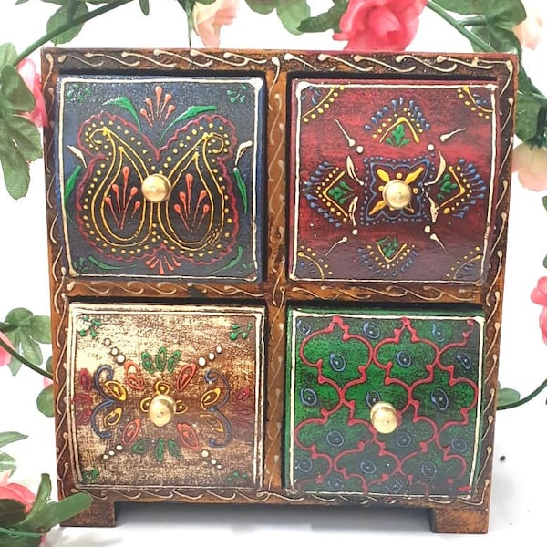 Boîte carrée indienne en bois cadeau commode à bijoux 4 tiroirs de rangement peinte bohème fabriquée à la main commerce équitable style antique 20 x 18 x 12 centimètres