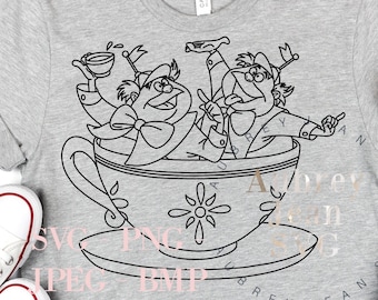 Può includere: Una maglietta grigia con un disegno a linea nera di due personaggi di Alice nel Paese delle Meraviglie seduti in una tazza da tè. Il testo "A Very Merry Unbirthday" è stampato sulla maglietta.