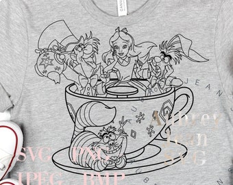 Può includere: Una maglietta grigia con un disegno in bianco e nero dei personaggi di Alice nel Paese delle Meraviglie in una tazza da tè. Il testo "SVG, JPEG, BMP, TIFF, FCM,  PET" è stampato in basso a sinistra della maglietta. Il testo "BREY JEANS" è stampato in basso a destra della maglietta.