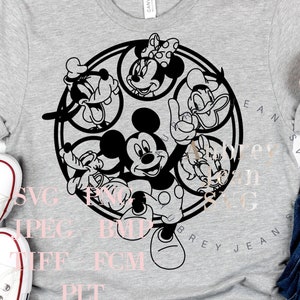 Puede incluir: Una camiseta gris con un gráfico en blanco y negro de Mickey Mouse y sus amigos. El gráfico es un círculo con Mickey Mouse en el centro y sus amigos rodeándolo. La camiseta está sobre un fondo blanco.