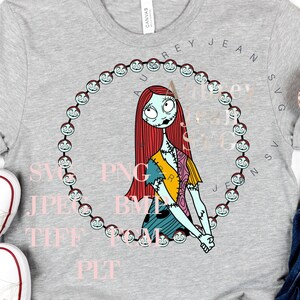 Może przedstawiać: Szary T-shirt z okrągłym wzorem przedstawiającym postać z kreskówki z czerwonymi włosami i niebiesko-żółtą sukienką. Koło jest otoczone łańcuchem małych twarzy. Tekst "SVG PNG JPG BMP TIFF TIF PSD PIT" jest napisany wokół koła na różowo.