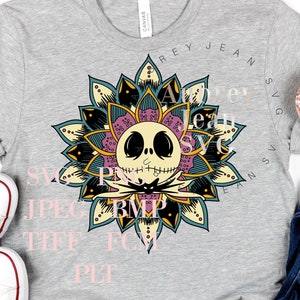 Puede incluir: Una camiseta gris con un diseño de mandala colorido que presenta una cara de Jack Skellington en el centro. El texto "SVG, PNG, JPG, TIF, BMP, PSD, EPS, PDF, AI,  JPEG, TIF,  PDF,  PIT" está impreso alrededor del diseño de mandala.
