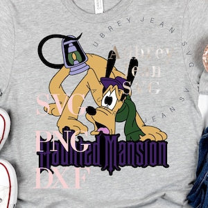 Może przedstawiać: Szary T-shirt z wzorem przedstawiającym Plutona i ducha trzymającego latarnię. Wzór zawiera tekst "SVG PNG Haunted Mansion DXF".