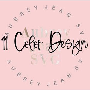 K&ouml;nnte beinhalten: Ein rosa Hintergrund mit einem Kreis, der den Text "Aubrey Jean SVG" in silberner Schrift enth&auml;lt. Der Text "1 Color Design" ist in schwarzer Kursivschrift.