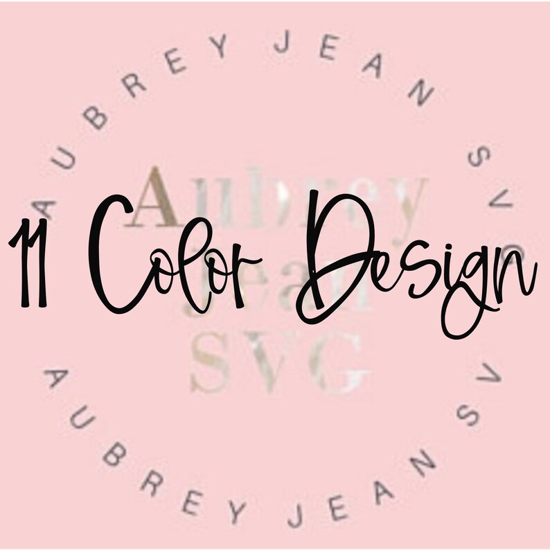 K&ouml;nnte beinhalten: Ein rosa Hintergrund mit einem Kreis, der den Text "Aubrey Jean SVG" in silberner Schrift enth&auml;lt. Der Text "1 Color Design" ist in schwarzer Kursivschrift.