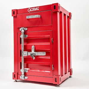 Könnte beinhalten: Ein roter Metallschrank mit einer Schublade und einer Tür, der einem Seecontainer nachempfunden ist. Der Schrank hat silberfarbene Beschläge, darunter einen Griff und Riegel. Das Wort "ROMAG" ist oben sichtbar.