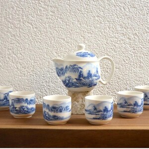 Peut inclure: Un ensemble de trois tasses en céramique avec une finition mate et mouchetée. Chaque tasse présente une couleur différente : bleu clair, crème et gris. Les tasses ont un design simple et moderne avec une forme arrondie et une anse confortable.