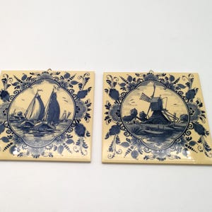 2 Handbemalte Delft Blau Keramikfliesen | Vintage Holland Wandfliesen | Typische Motive | Delfter Blau | Dutch Tile Art | 1960er Jahre