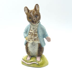 以下が含まれることがあります： 白い文字で「Welcome to our home」と書かれた素朴な木製サイン。 玄関の装飾に最適な、使い古した仕上げとシンプルなデザインが特徴です。