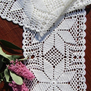 TABLE RUNNER  DRESSER Scarf  Doily Handmade Poinsettia  Bright White