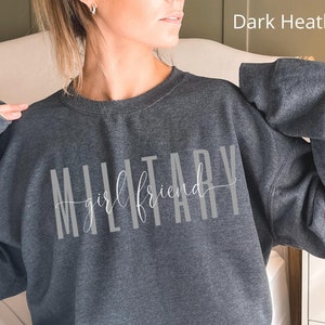 K&ouml;nnte beinhalten: Dunkelgrauer Sweatshirt mit dem Aufdruck "Military girlfriend" in Wei&szlig;.