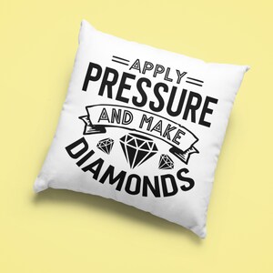 Peut inclure: Un oreiller blanc avec du texte noir qui dit "Appliquer la pression et faire des diamants" avec un graphique de diamant.