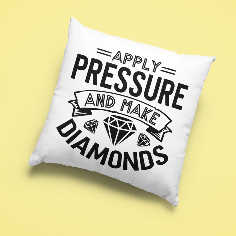 Peut inclure: Un oreiller blanc avec du texte noir qui dit "Appliquer la pression et faire des diamants" avec un graphique de diamant.