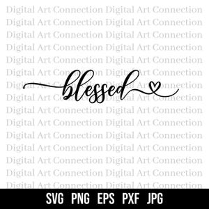 Puede incluir: Arte de palabras en escritura negra que dice "blessed" con un símbolo de corazón. El diseño está sobre un fondo blanco con las palabras "Digital Art Connection" repetidas. Opciones de tipo de archivo: SVG, PNG, EPS, PXF y JPG en la parte inferior.