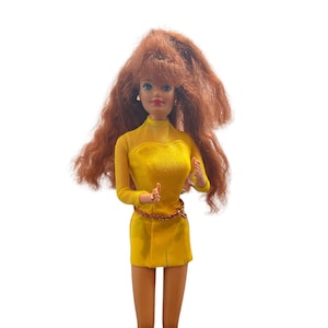 Poupée Barbie rousse avec taches de rousseur dans un style unique magnifique
