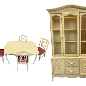 Vintage stamboompoppen en speelgoed uit de jaren 70 | Sindy-pop | Marx | Breakfront | Servieskast | Tafel en vier stoelen | Eetkamer