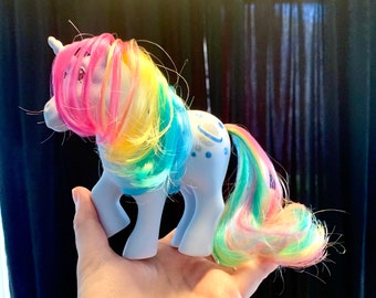 Mon petit poney Pierre de lune licorne First G1 cheveux arc-en-ciel bleu pastel Hasbro jouet nostalgie des années 1980