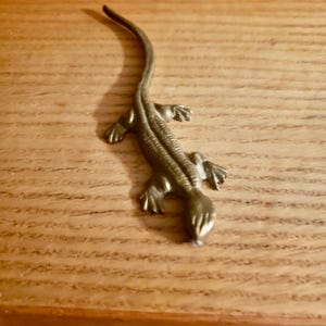 Figura de lagarto minúsculo de latão