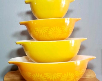 Pyrex Daisy Cinderella Mixing nesting Bowls Citrus Orange Yellow Set