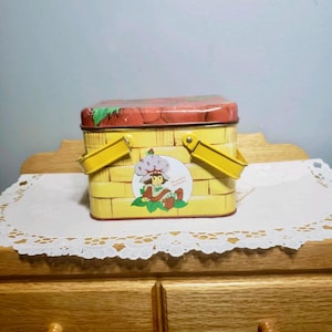 1980&#39;s Strawberry Shortcake Metal Tin Lunch Box Pail or Storage Can American Greetings