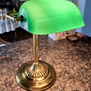Vintage green glass banker&#39;s lamp gold-tone brass metal