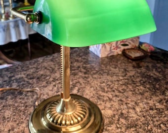Vintage green glass banker&#39;s lamp gold-tone brass metal