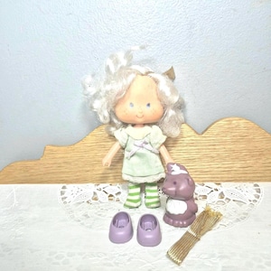 1980&#39;s Strawberry Shortcake Doll Angel Cake Doll with her Pet Skunk Soufelle
