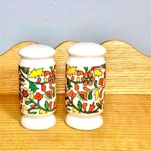Flower Retro Mod Retro Salt and Pepper Shakers Japan