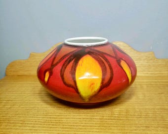 ヴィンテージ品 プール・ポタリー デルフィスシリーズ 幾何学模様 花瓶 ヴィンテージ プール陶器 デルフィス花瓶 - 燃えるような赤、オレンジ