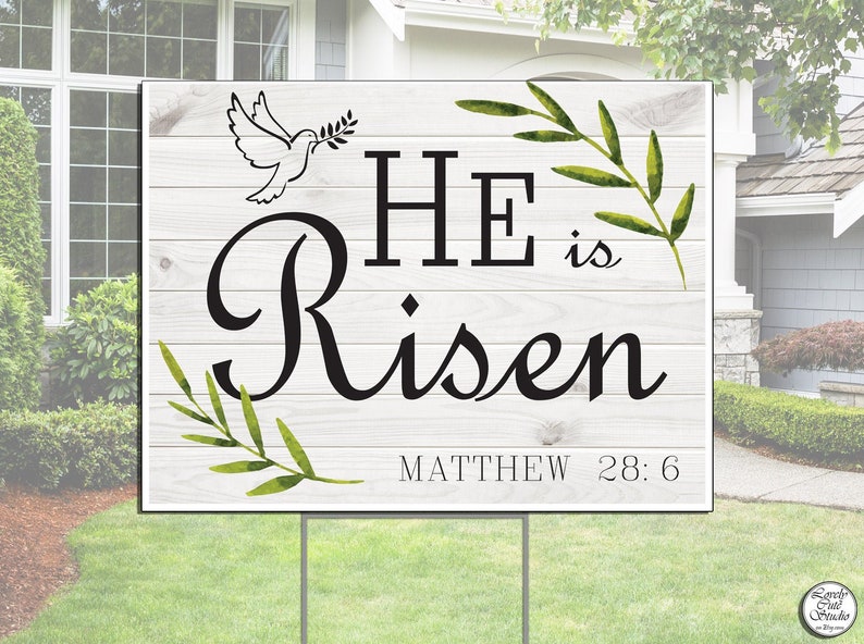 K&ouml;nnte beinhalten: Ein wei&szlig;es Holzschild mit einer schwarz-wei&szlig;en Taube, die einen Olivenzweig im Schnabel h&auml;lt. Das Schild tr&auml;gt die Aufschrift "HE is Risen" in schwarzer Kursivschrift mit dem Schriftzitat "MATTHEW 28:6" darunter. Das Schild ist mit gr&uuml;nen Aquarellbl&auml;ttern verziert.