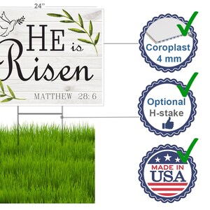K&ouml;nnte beinhalten: Ein wei&szlig;es Holzschild mit einem gr&uuml;nen Blattzweig und einer wei&szlig;en Taube mit einem Olivenzweig im Schnabel. Das Schild tr&auml;gt die Aufschrift "HE is Risen" mit dem Schriftzitat "MATTHEW 28:6" darunter. Das Schild ist 46 cm x 61 cm gro&szlig; und aus 4 mm dickem Coroplast.