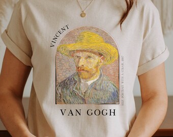 Może przedstawiać: Beżowa koszulka z portretem Vincenta Van Gogha w żółtym kapeluszu. Tekst "VINCENT VAN GOGH" jest wydrukowany pod obrazem. Koszulka jest trzymana przez osobę.
