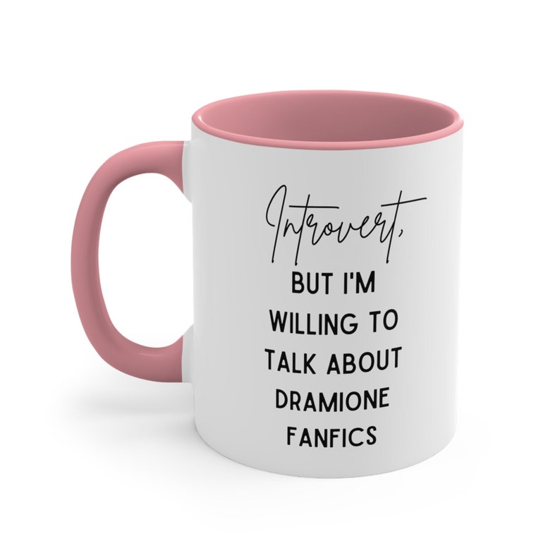 Puede incluir: Taza de cer&aacute;mica blanca con borde y asa de color rosa. La taza tiene texto negro que dice "Introvertido, pero estoy dispuesto a hablar sobre Fanfics de Dramione".