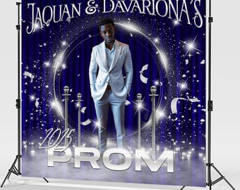 Può includere: Uno sfondo per il ballo di fine anno blu e argento con un uomo in abito bianco in piedi davanti a un cerchio argentato. Lo sfondo è decorato con stelle argentate e coriandoli. Il testo "Jaquan & Davariona's 2023 Prom" è in cima allo sfondo.