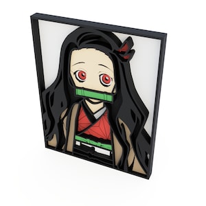 Può includere: Un'illustrazione incorniciata di un personaggio femminile di anime con lunghi capelli neri, che indossa un kimono rosso e bianco con un copri bocca verde. Il personaggio ha gli occhi rossi e un fiocco rosa nei capelli.