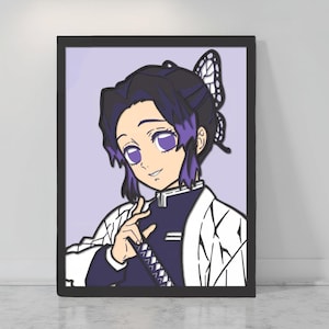 Può includere: Stampa artistica di anime incorniciata con un personaggio con occhi e capelli viola, che indossa un'uniforme blu scuro con un haori bianco. Il personaggio ha un accessorio per capelli a farfalla. Lo sfondo è di colore viola chiaro.