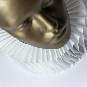 Baroque ruff with matching cuffs – White costume collar – Historical fashion for cosplay or parties - Ribbon neckpiece image 6