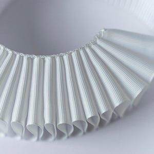 Baroque ruff with matching cuffs – White costume collar – Historical fashion for cosplay or parties - Ribbon neckpiece image 8