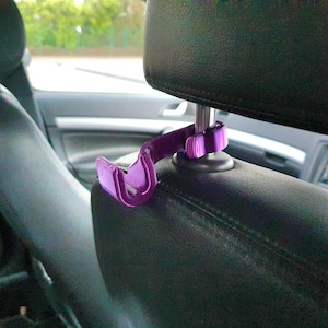 Può includere: Un set di tre ciotole impilabili in ceramica nei toni del blu, verde e bianco. Le ciotole presentano una smaltatura maculata e un design semplice. La ciotola più grande misura circa 15 cm di diametro.