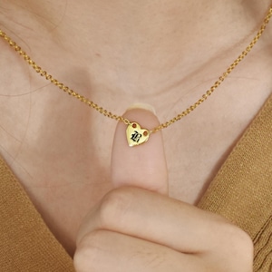 Collar con letra en forma de corazón, collar con inicial personalizado, gargantilla de oro con forma de corazón con inicial en capas hecha a mano, regalo para ella, collar con letra minimalista