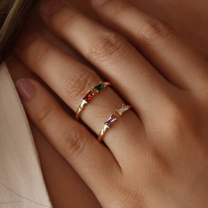 Bague pierre de naissance délicate, bague familiale avec pierre de naissance, bague personnalisée avec pierres précieuses baguette, bague empilable pour mère en or 14 carats, cadeau personnalisé pour elle image 1