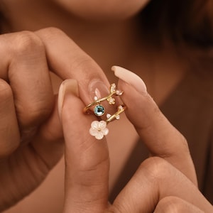 Anillo delicado, anillo con flor de nacimiento, anillo de oro y nácar, joyería floral, anillos Sakura, anillos ajustables, regalo de Navidad personalizado