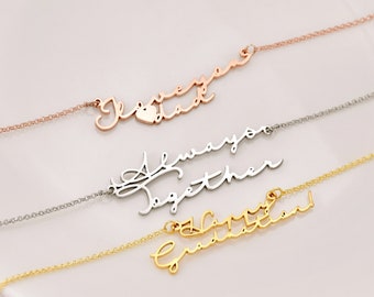 Puede incluir: Tres collares de oro con diferentes palabras escritas en cursiva. El collar superior dice "Forever and Always" con un símbolo de corazón. El collar del medio dice "Always Together". El collar inferior dice "Happy Ever After".