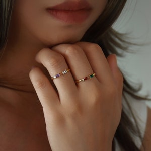 Bague pierre de naissance délicate, bague familiale avec pierre de naissance, bague personnalisée avec pierres précieuses baguette, bague empilable pour mère en or 14 carats, cadeau personnalisé pour elle image 2