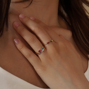 Familie Birthstone Ring, Benutzerdefinierte Baguette Edelstein Ring, 14K Gold Mütter stapelbarer Ring, personalisiertes Geschenk für Sie Bild 3