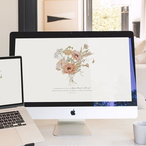 Può includere: Un computer desktop e un laptop con uno sfondo floreale che presenta un bouquet di fiori rosa e bianchi con foglie e steli verdi. Il testo sullo sfondo è "And gently you brought me out the night."